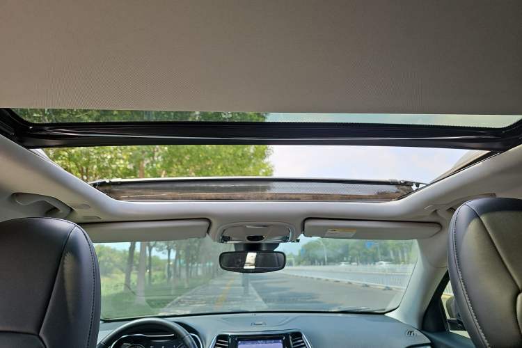 Used Jeep Cherokee 2019 2.0T Four-Wheel Drive All-Round Version China VI Interior 4