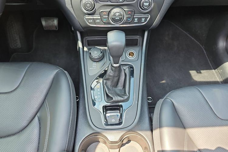 Used Jeep Cherokee 2019 2.0T Four-Wheel Drive All-Round Version China VI Interior 5