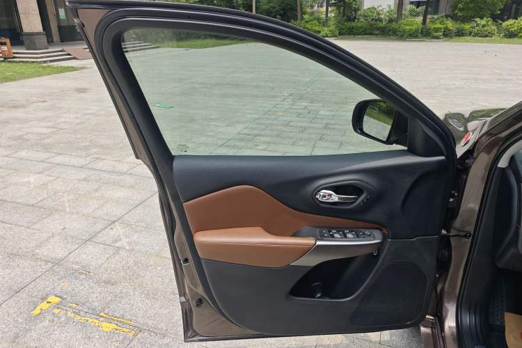 Used Jeep Cherokee 2019 2.0T Four-Wheel Drive All-Round Version China VI Left Front Door Interior