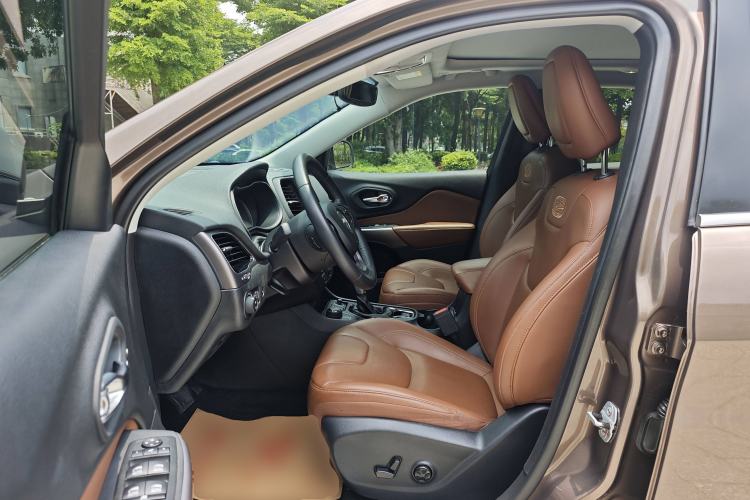 Used Jeep Cherokee 2019 2.0T Four-Wheel Drive All-Round Version China VI Left Front Seat