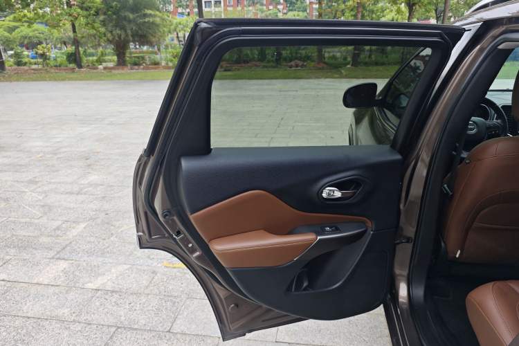 Used Jeep Cherokee 2019 2.0T Four-Wheel Drive All-Round Version China VI Left Rear Door Interior