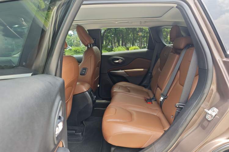Used Jeep Cherokee 2019 2.0T Four-Wheel Drive All-Round Version China VI Left Rear Seat
