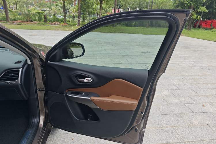 Used Jeep Cherokee 2019 2.0T Four-Wheel Drive All-Round Version China VI Right Front Door Interior