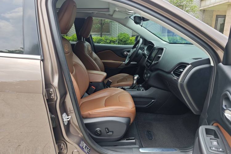 Used Jeep Cherokee 2019 2.0T Four-Wheel Drive All-Round Version China VI Right Front Seat