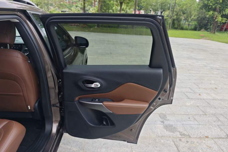 Used Jeep Cherokee 2019 2.0T Four-Wheel Drive All-Round Version China VI Right Rear Door Interior