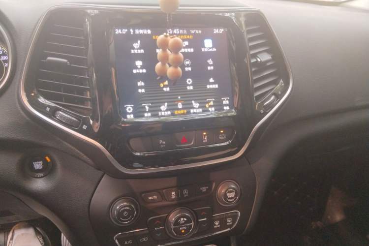 Used Jeep Cherokee 2019 2.0T Four-Wheel Drive Exploration Edition + Autonomous Driving Smart Package China V Audio And AC Panel