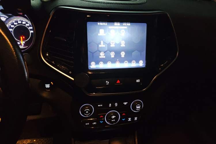Used Jeep Cherokee 2019 2.0T Two-Wheel Drive Smart Enjoyment Version China VI Audio And AC Panel