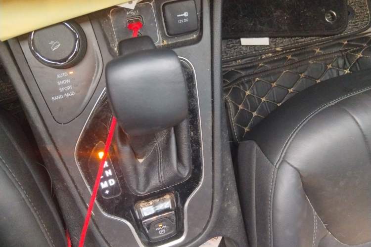Used Jeep Cherokee 2019 2.0T Four-Wheel Drive Exploration Edition + Autonomous Driving Smart Package China V Gear Lever