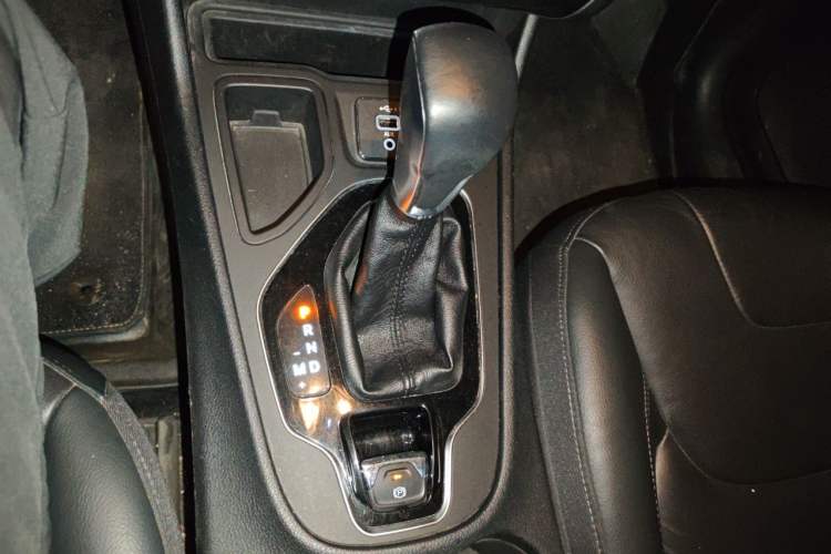 Used Jeep Cherokee 2019 2.0T Two-Wheel Drive Smart Enjoyment Version China VI Gear Lever