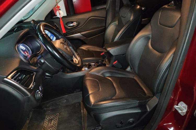 Used Jeep Cherokee 2019 2.0T Two-Wheel Drive Smart Enjoyment Version China VI Left Front Seat