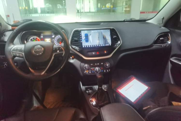 Used Jeep Cherokee 2019 2.0T Two-Wheel Drive Smart Enjoyment Version China VI Audio And AC Panel