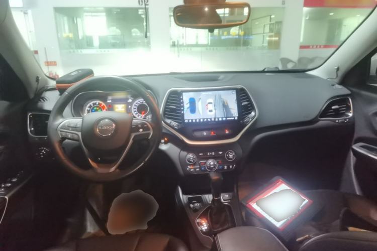 Used Jeep Cherokee 2019 2.0T Two-Wheel Drive Smart Enjoyment Version China VI Center Console