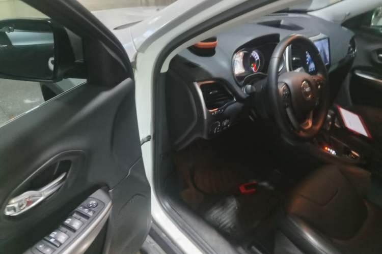 Used Jeep Cherokee 2019 2.0T Two-Wheel Drive Smart Enjoyment Version China VI Driver Seat
