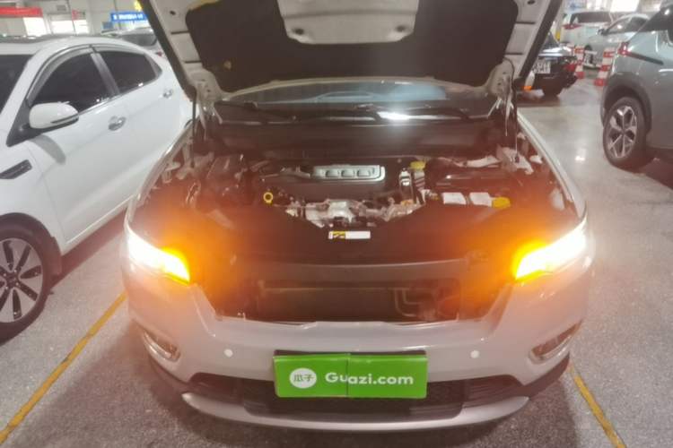 Used Jeep Cherokee 2019 2.0T Two-Wheel Drive Smart Enjoyment Version China VI Engine Bay