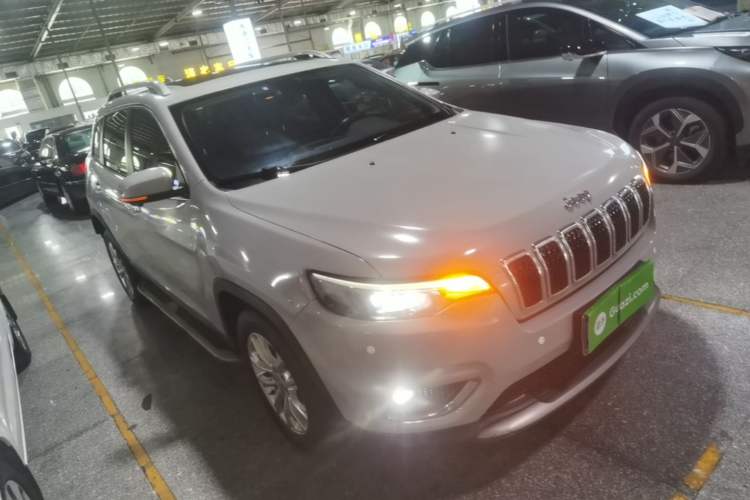 Used Jeep Cherokee 2019 2.0T Two-Wheel Drive Smart Enjoyment Version China VI Front Right 45 Deg