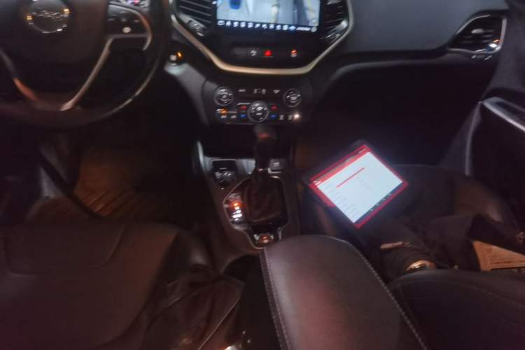 Used Jeep Cherokee 2019 2.0T Two-Wheel Drive Smart Enjoyment Version China VI Gear Lever