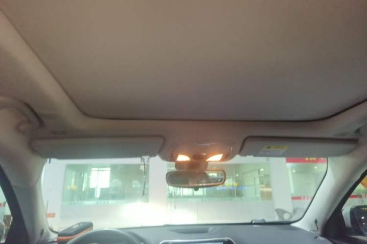Used Jeep Cherokee 2019 2.0T Two-Wheel Drive Smart Enjoyment Version China VI Headliner