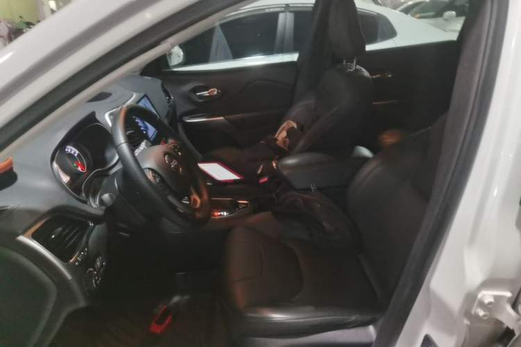 Used Jeep Cherokee 2019 2.0T Two-Wheel Drive Smart Enjoyment Version China VI Left Front Seat