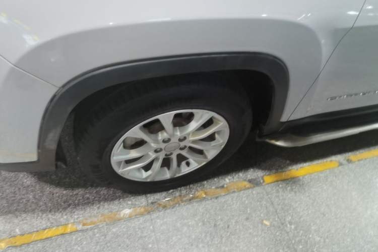 Used Jeep Cherokee 2019 2.0T Two-Wheel Drive Smart Enjoyment Version China VI Left Front Wheel Hub