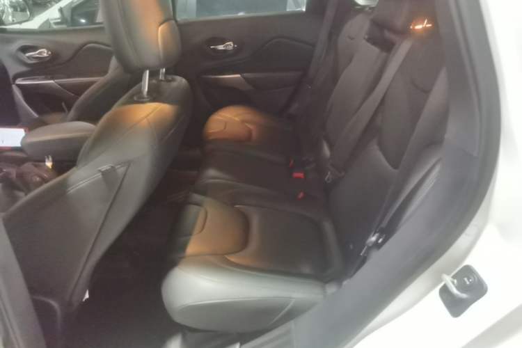 Used Jeep Cherokee 2019 2.0T Two-Wheel Drive Smart Enjoyment Version China VI Left Rear Seat