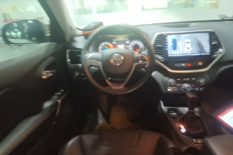 Used Jeep Cherokee 2019 2.0T Two-Wheel Drive Smart Enjoyment Version China VI Steering Wheel
