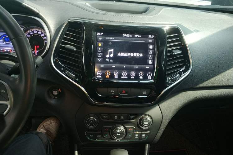 Used Jeep Cherokee 2019 2.0T 2WD Enjoyment Edition China V Audio And AC Panel