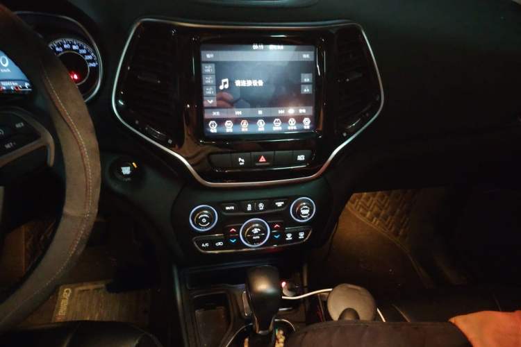 Used Jeep Cherokee 2019 2.0T Two-Wheel Drive Smart Enjoyment Version China VI Audio And AC Panel