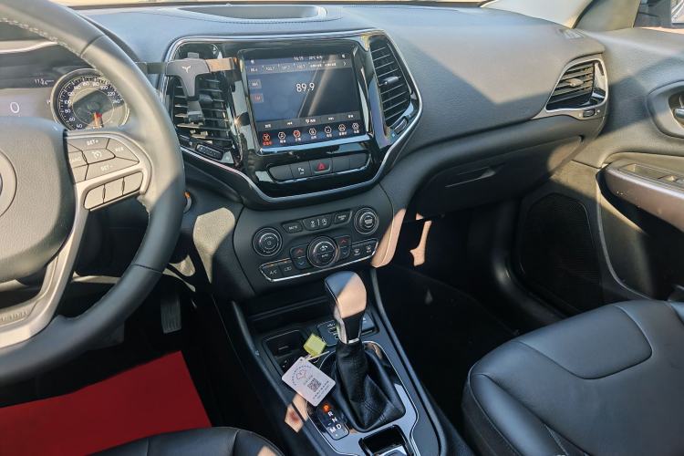 Used Jeep Cherokee 2019 2.0T Two-Wheel Drive Smart Enjoyment Version China VI Audio And AC Panel