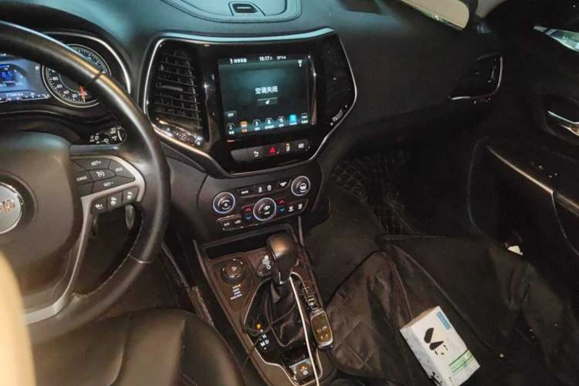 Used Jeep Cherokee 2019 2.0T Four-Wheel Drive Exploration Edition + Autonomous Driving Smart Package China V Audio And AC Panel