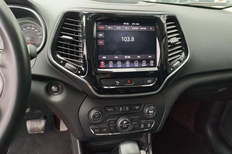 Used Jeep Cherokee 2019 2.0L Two-Wheel Drive Premium Edition China V Emission Standard Audio And AC Panel