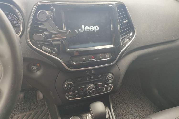 Used Jeep Cherokee 2019 2.0T Four-Wheel Drive Explorer Edition China VI Emission Standard Audio And AC Panel