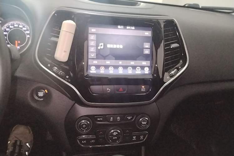Used Jeep Cherokee 2019 2.0T Two-Wheel Drive Smart Enjoyment Version China V Audio And AC Panel