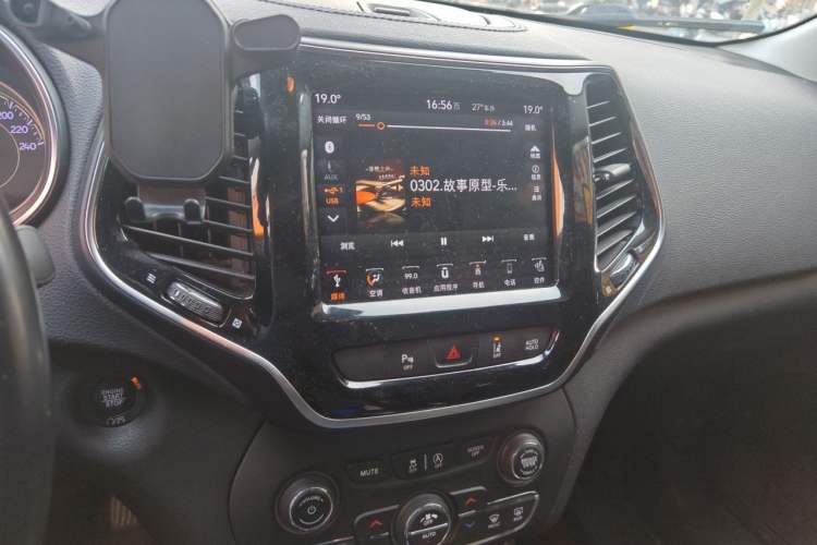 Used Jeep Cherokee 2019 2.0T Four-Wheel Drive Explorer Edition China V Audio And AC Panel