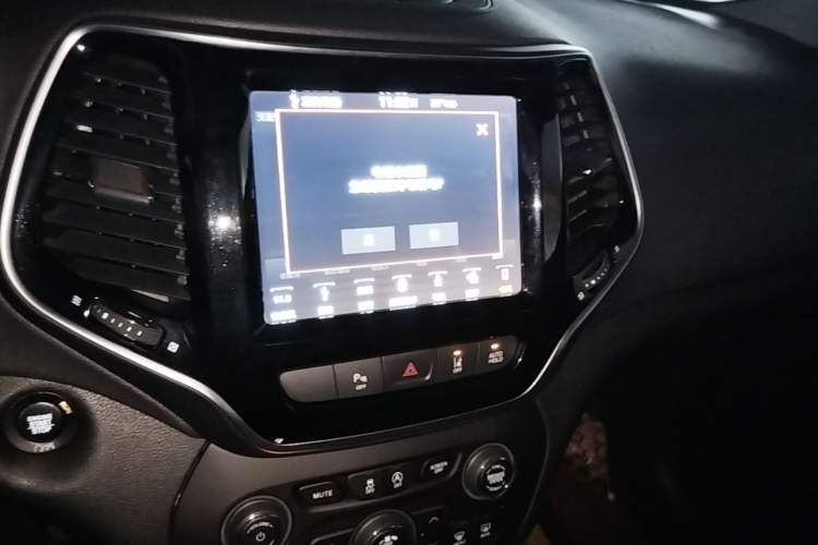 Used Jeep Cherokee 2019 2.0T Four-Wheel Drive Explorer Edition China V Audio And AC Panel