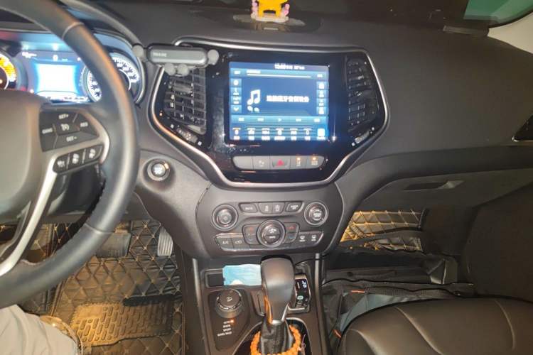 Used Jeep Cherokee 2019 2.0T Four-Wheel Drive Explorer Edition China VI Emission Standard Audio And AC Panel