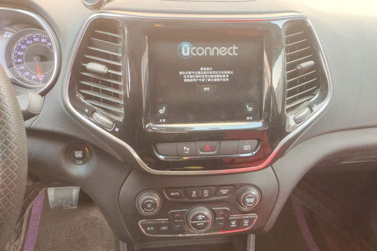 Used Jeep Cherokee 2019 2.0T Four-Wheel Drive Explorer Edition China VI Emission Standard Audio And AC Panel