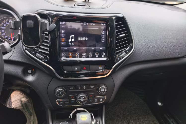 Used Jeep Cherokee 2019 2.0T Four-Wheel Drive Explorer Edition China VI Emission Standard Audio And AC Panel