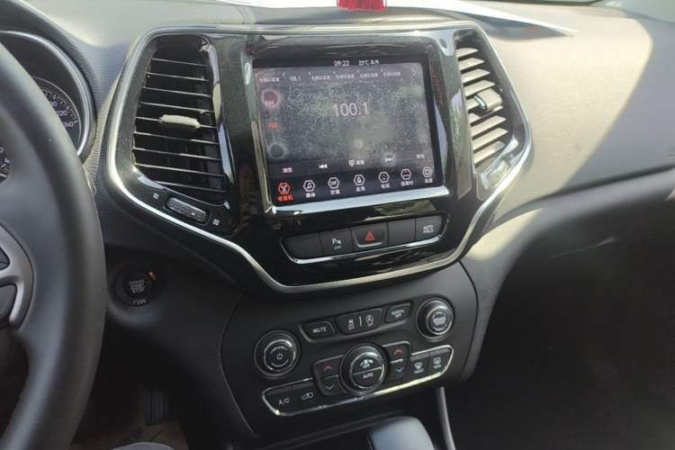 Used Jeep Cherokee 2019 2.0T Two-Wheel Drive Smart Enjoyment Version China VI Audio And AC Panel