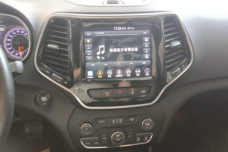 Used Jeep Cherokee 2019 2.0T Four-Wheel Drive Exploration Edition + Autonomous Driving Smart Package China V Audio And AC Panel