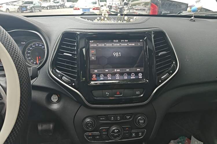 Used Jeep Cherokee 2019 2.0T Two-Wheel Drive Smart Enjoyment Version China V Audio And AC Panel