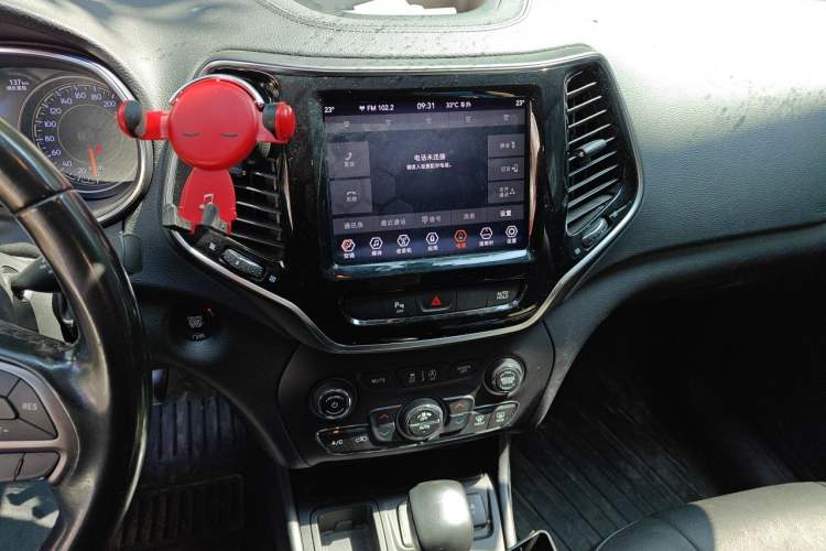 Used Jeep Cherokee 2019 2.0T Two-Wheel Drive Smart Enjoyment Version China VI Audio And AC Panel