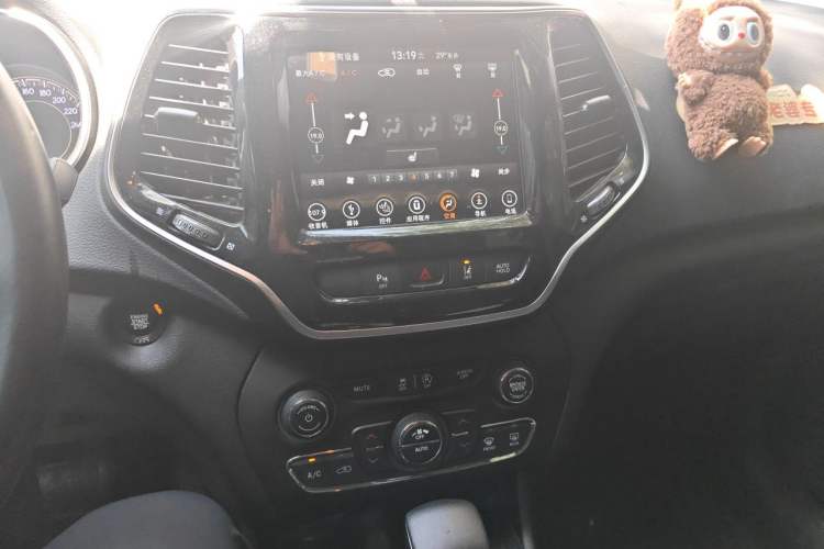 Used Jeep Cherokee 2019 2.0T Four-Wheel Drive Exploration Edition + Autonomous Driving Smart Package China V Audio And AC Panel