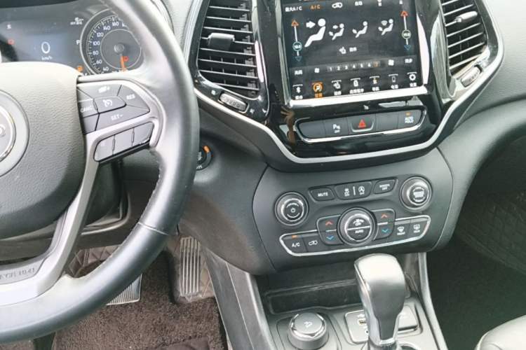 Used Jeep Cherokee 2019 2.0T Four-Wheel Drive Explorer Edition China VI Emission Standard Audio And AC Panel