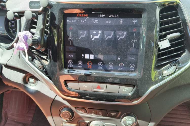 Used Jeep Cherokee 2019 2.0T Two-Wheel Drive Smart Enjoyment Version China VI Audio And AC Panel