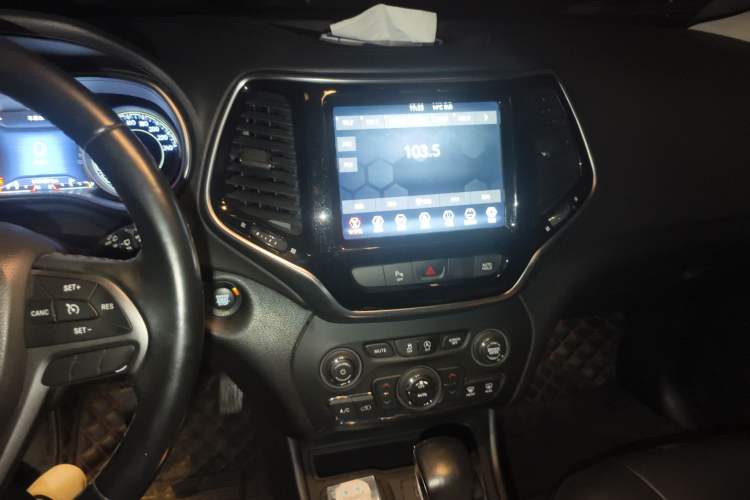 Used Jeep Cherokee 2019 2.0T Two-Wheel Drive Smart Enjoyment Version China V Audio And AC Panel