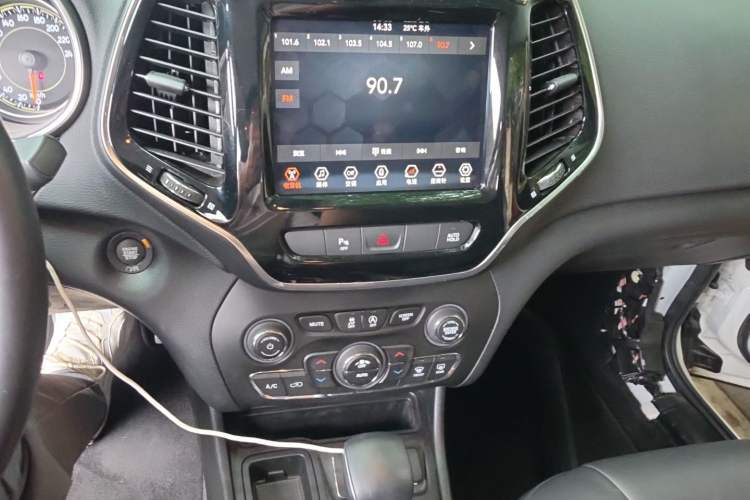 Used Jeep Cherokee 2019 2.0T Two-Wheel Drive Smart Enjoyment Version China V Audio And AC Panel