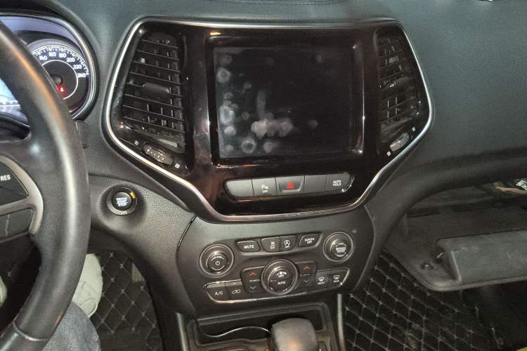 Used Jeep Cherokee 2019 2.0L 2WD Premium Edition China VI Audio And AC Panel