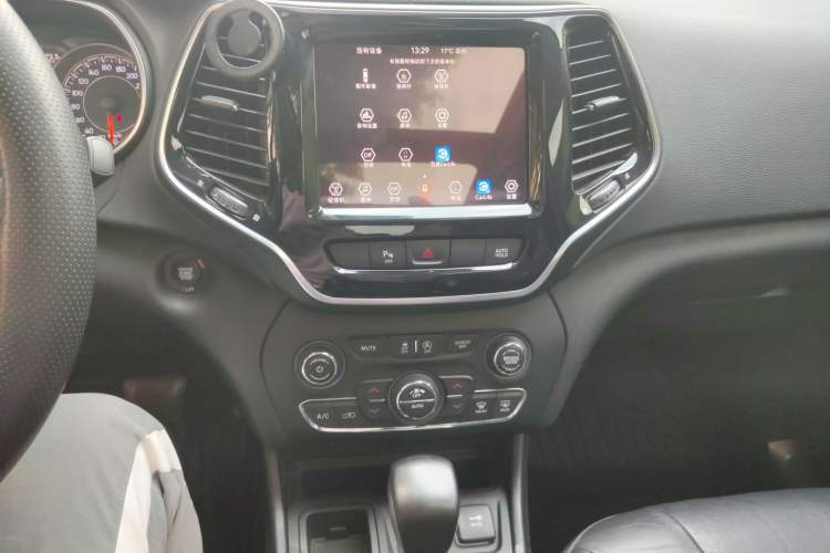 Used Jeep Cherokee 2019 2.0T Two-Wheel Drive Smart Enjoyment Version China VI Audio And AC Panel