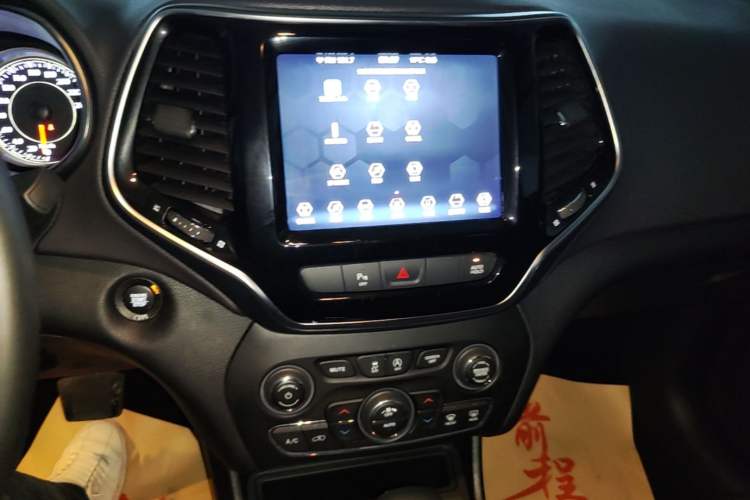 Used Jeep Cherokee 2019 2.0T Two-Wheel Drive Smart Enjoyment Version China VI Audio And AC Panel