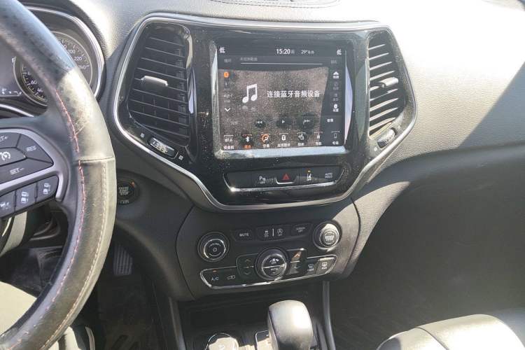 Used Jeep Cherokee 2019 2.0T Four-Wheel Drive Explorer Edition China VI Emission Standard Audio And AC Panel